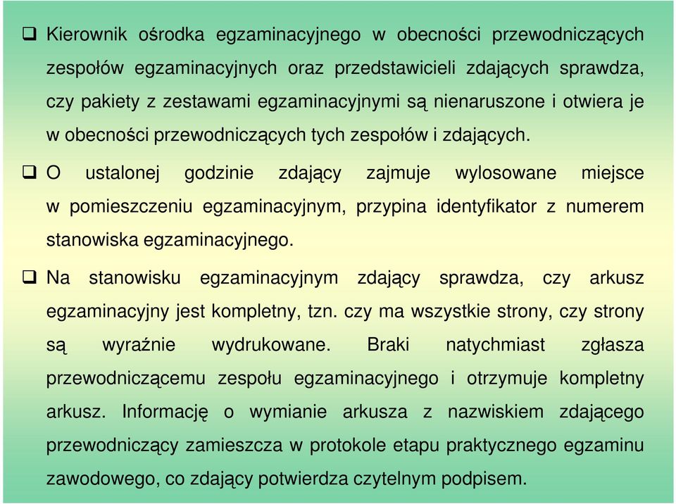 O ustalonej godzinie zdający zajmuje wylosowane miejsce w pomieszczeniu egzaminacyjnym, przypina identyfikator z numerem stanowiska egzaminacyjnego.