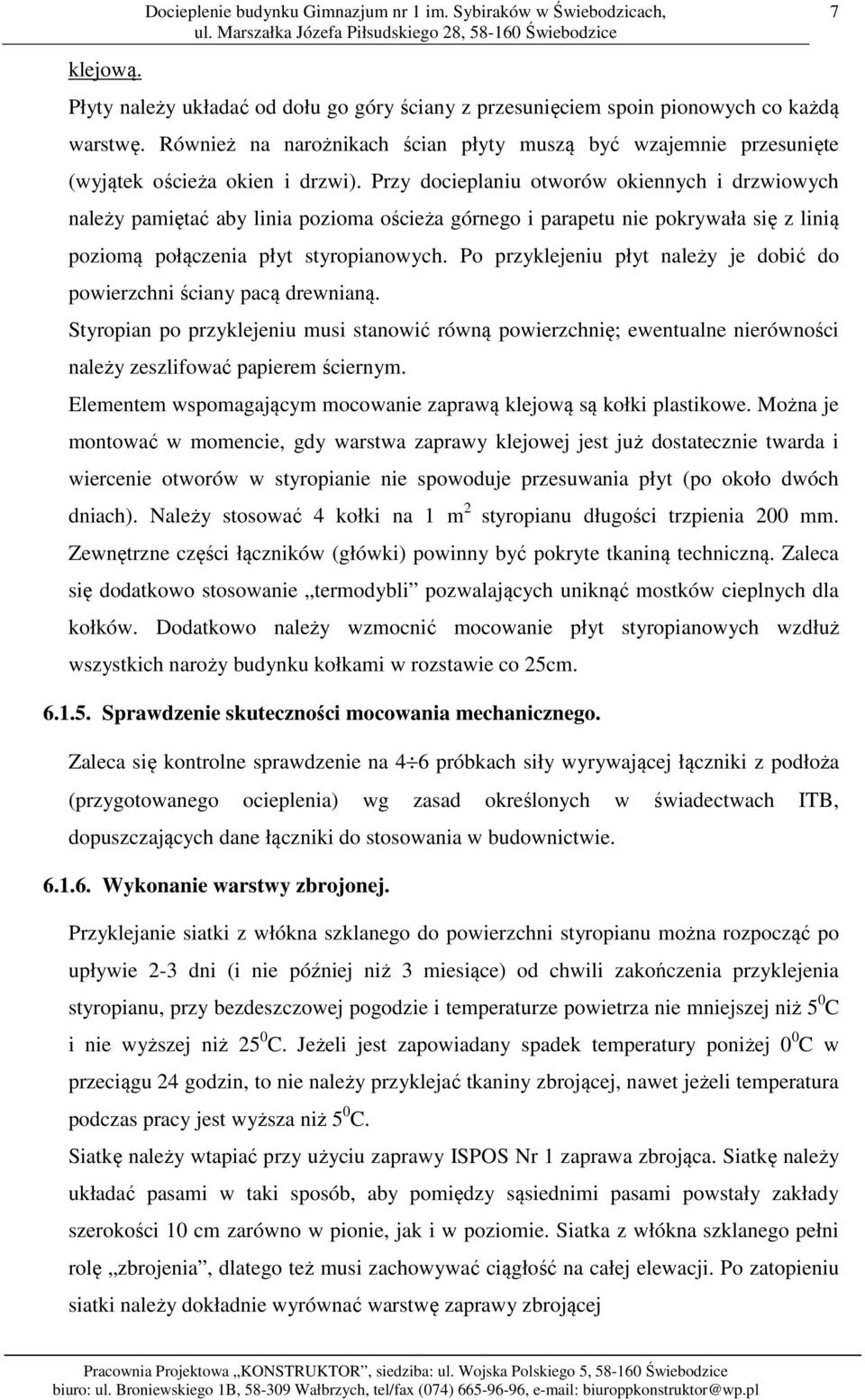 Przy docieplaniu otworów okiennych i drzwiowych należy pamiętać aby linia pozioma ościeża górnego i parapetu nie pokrywała się z linią poziomą połączenia płyt styropianowych.