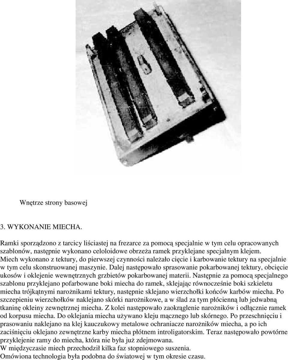 Miech wykonano z tektury, do pierwszej czynności należało cięcie i karbowanie tektury na specjalnie w tym celu skonstruowanej maszynie.