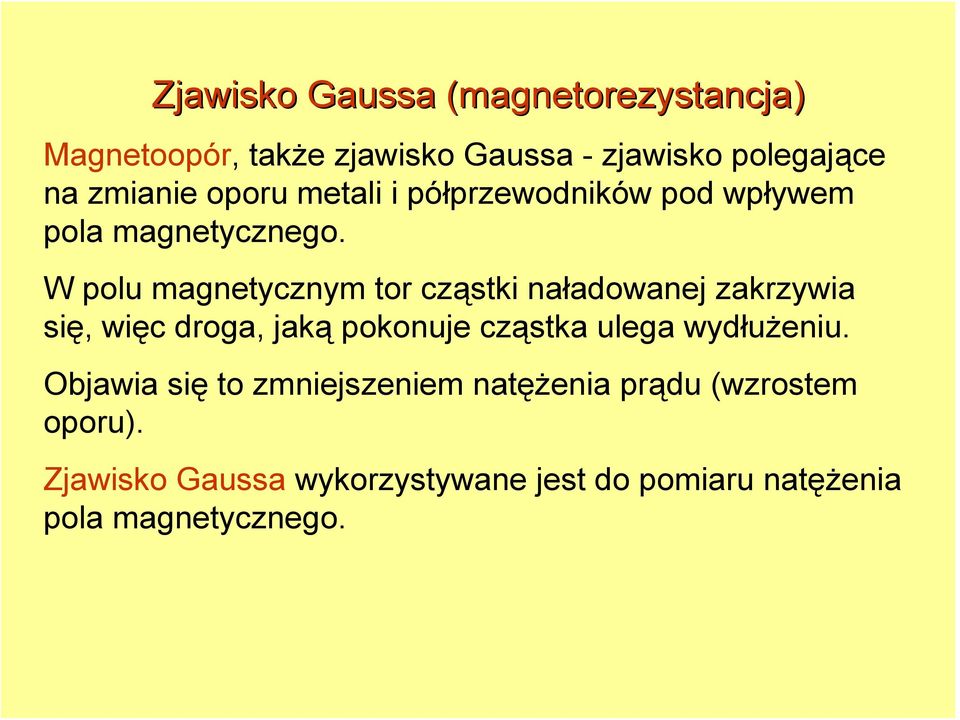 W polu magnetycznym tor cząstki naładowanej zakrzywia się, więc droga, jaką pokonuje cząstka ulega wydłużeniu.
