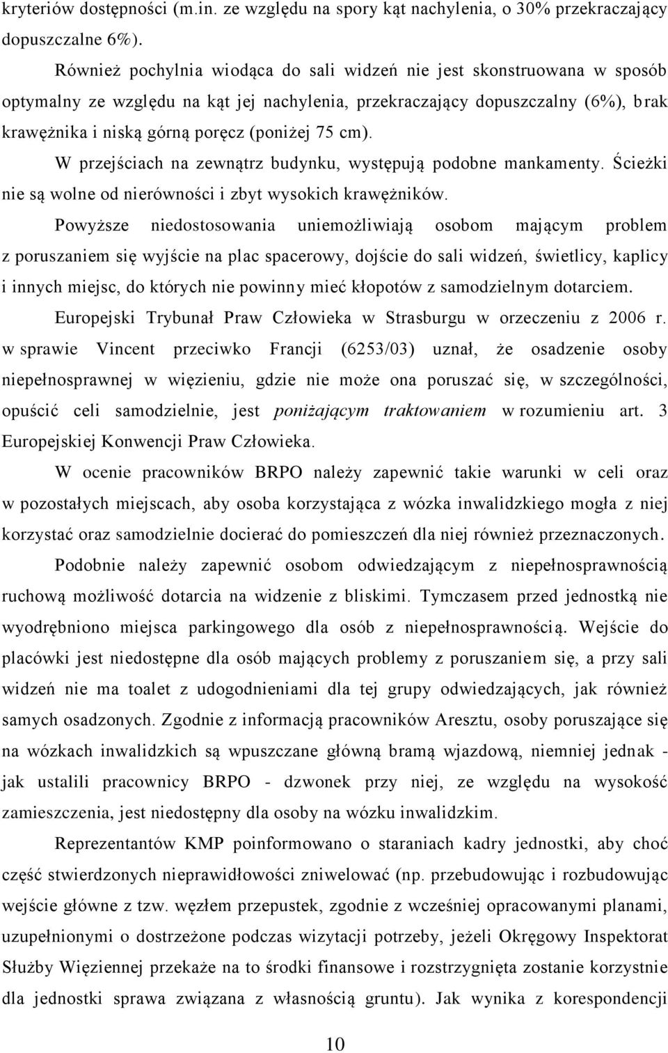 cm). W przejściach na zewnątrz budynku, występują podobne mankamenty. Ścieżki nie są wolne od nierówności i zbyt wysokich krawężników.