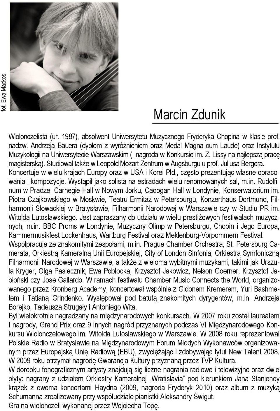 Studiował także w Leopold Mozart Zentrum w Augsburgu u prof. Juliusa Bergera. Koncertuje w wielu krajach Europy oraz w USA i Korei Płd., często prezentując własne opracowania i kompozycje.