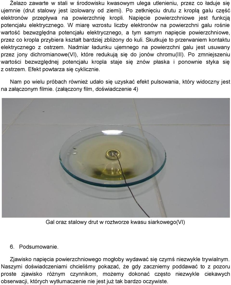 W miarę wzrostu liczby elektronów na powierzchni galu rośnie wartość bezwzględna potencjału elektrycznego, a tym samym napięcie powierzchniowe, przez co kropla przybiera kształt bardziej zbliżony do