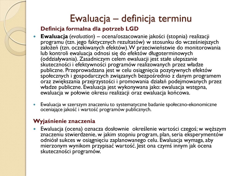 W przeciwieństwie do monitorowania lub kontroli ewaluacja odnosi się do efektów długoterminowych (oddziaływania).