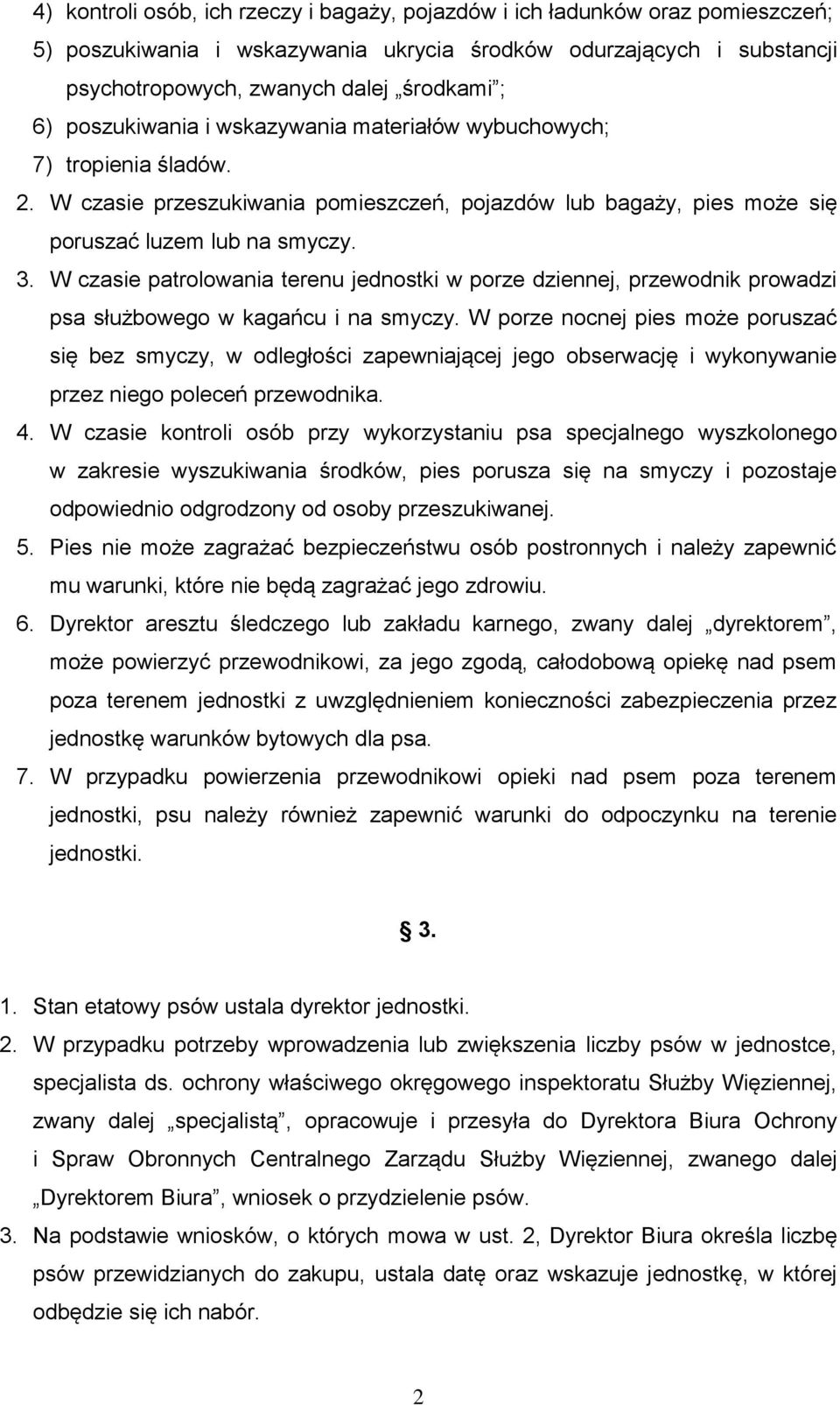 W czasie patrolowania terenu jednostki w porze dziennej, przewodnik prowadzi psa służbowego w kagańcu i na smyczy.