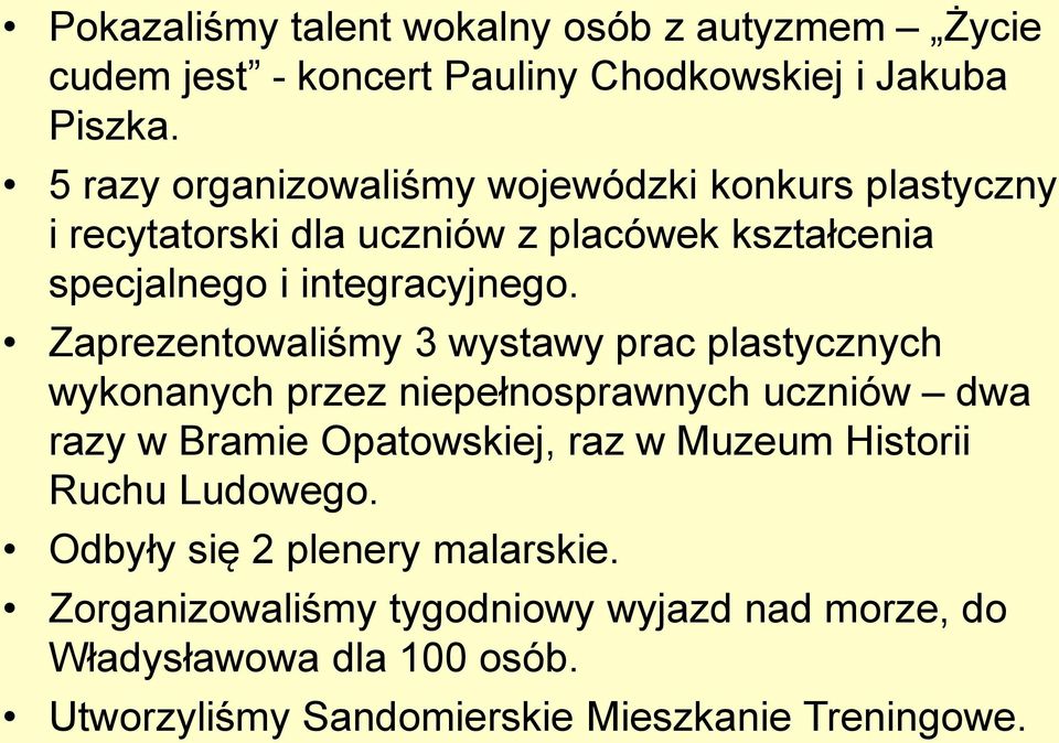 Zaprezentowaliśmy 3 wystawy prac plastycznych wykonanych przez niepełnosprawnych uczniów dwa razy w Bramie Opatowskiej, raz w Muzeum