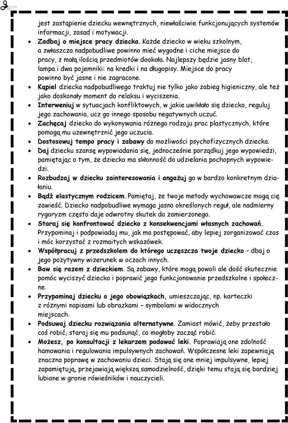 Najlepszy będzie jasny blat, lampa i dwa pojemniki: na kredki i na długopisy. Miejsce do pracy powinno być jasne i nie zagracone.