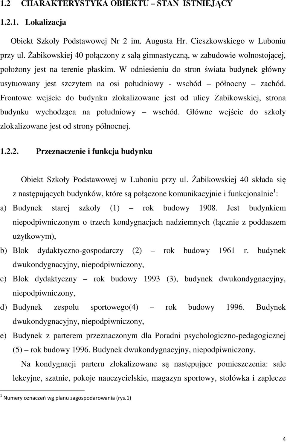 W odniesieniu do stron świata budynek główny usytuowany jest szczytem na osi południowy - wschód północny zachód.