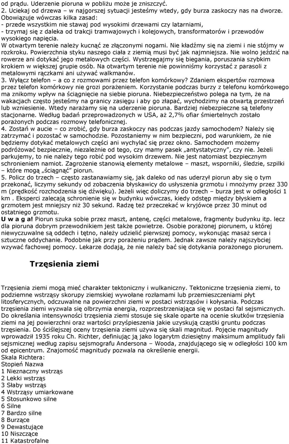 napięcia. W otwartym terenie należy kucnąć ze złączonymi nogami. Nie kładźmy się na ziemi i nie stójmy w rozkroku. Powierzchnia styku naszego ciała z ziemią musi być jak najmniejsza.