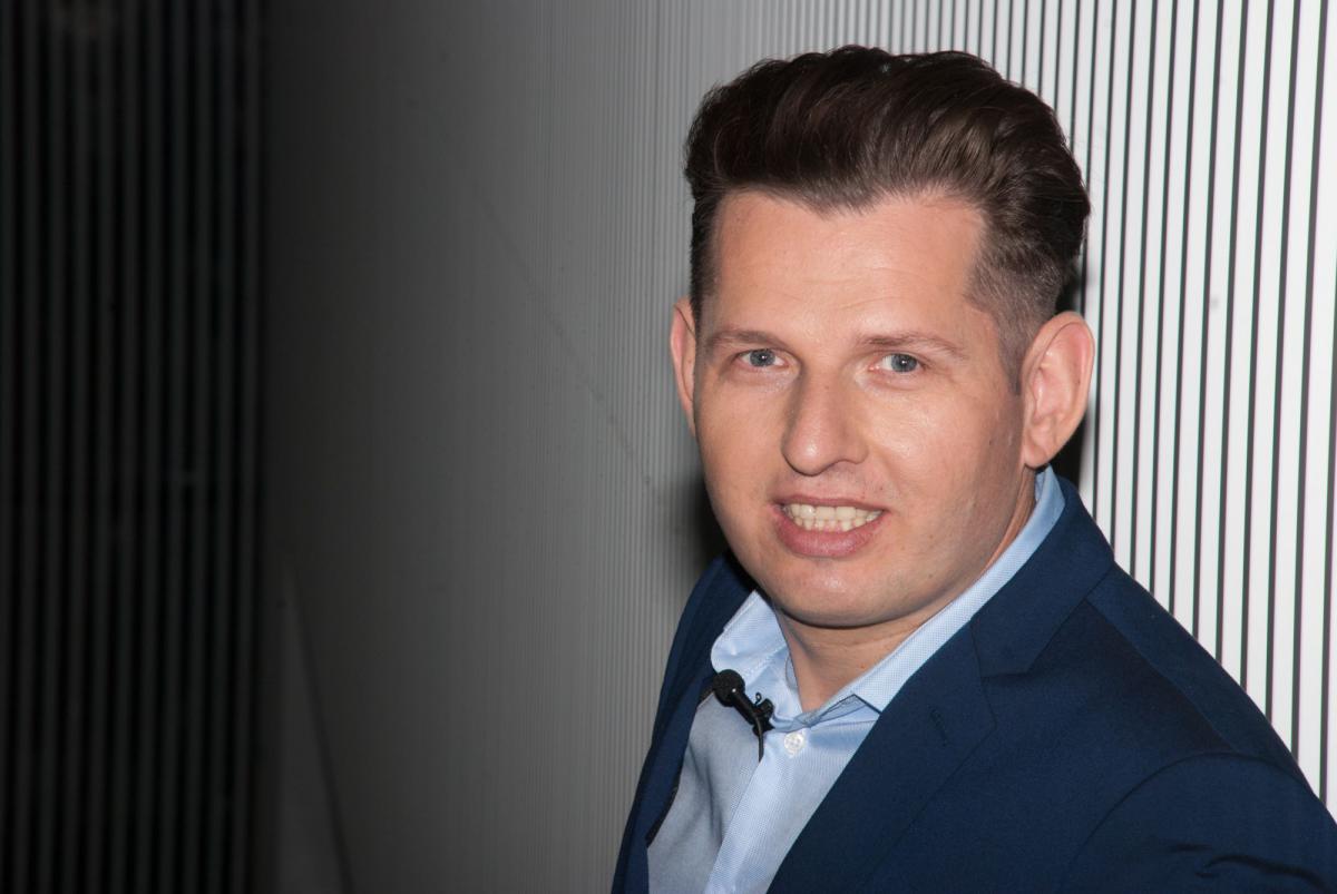 Artur Jabłoński Fanatyk komunikacji: marketingowej, wizualnej, po prostu wszelakiej. Marketer, szkoleniowiec, wykładowca, bloger. Prowadzi szkolenia i doradza startupom, MŚP i instytucjom kultury.