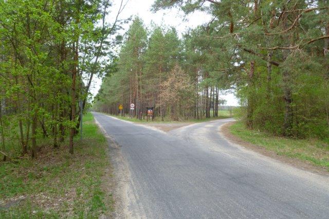 Grupa. Przejazd kolejowy. Za przejazdem jedziemy prosto. Skręcamy w prawo, na Warlubie.