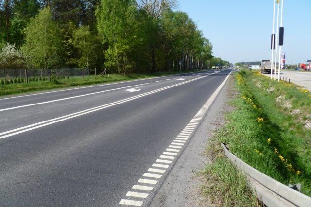 W 1956 roku społeczność gminy ufundowała pamiątkową płytę z piastowskim orłem. Opuszczamy Górną Grupę. Z zachowaniem wszystkich środków ostrożności udajemy się drogą krajową Nr 91 w kierunku Świecia.