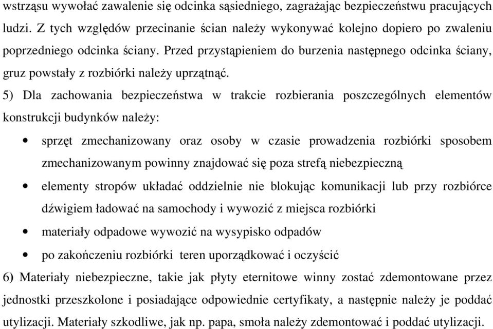 Przed przystąpieniem do burzenia następnego odcinka ściany, gruz powstały z rozbiórki należy uprzątnąć.