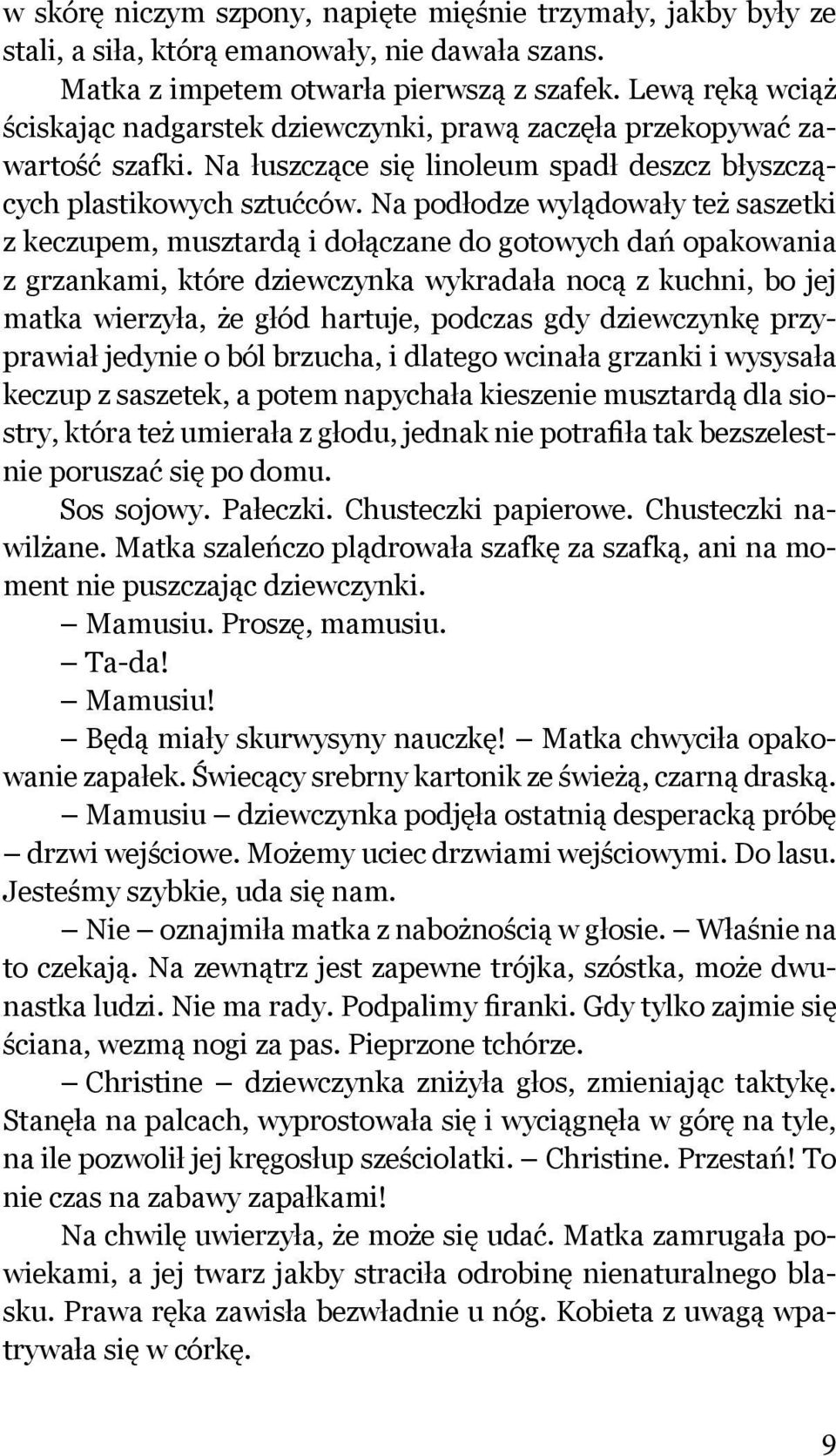 Na podłodze wylądowały też saszetki z keczupem, musztardą i dołączane do gotowych dań opakowania z grzankami, które dziewczynka wykradała nocą z kuchni, bo jej matka wierzyła, że głód hartuje,