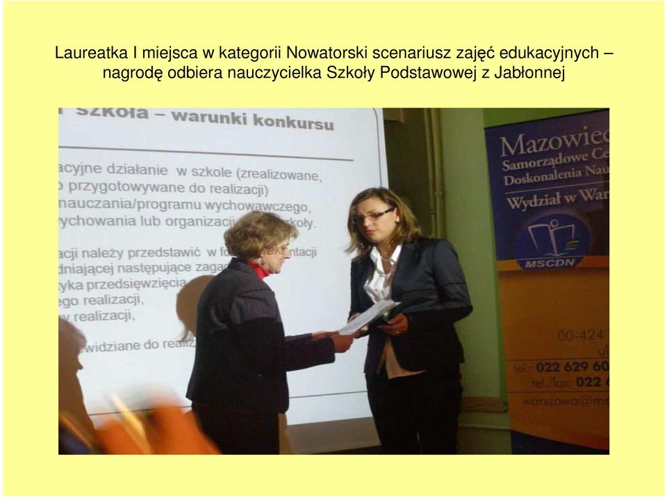 edukacyjnych nagrodę odbiera