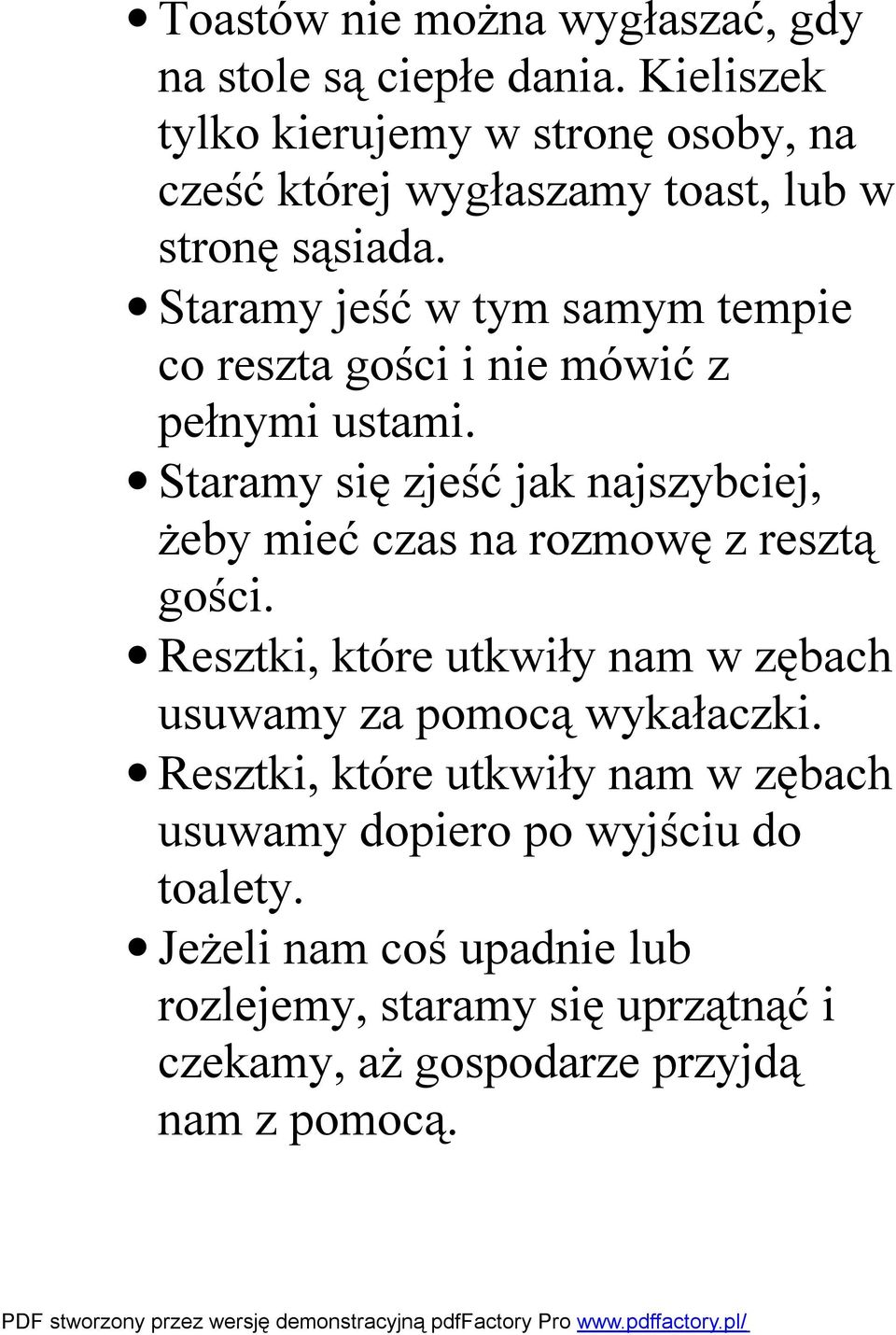 Staramy jeść w tym samym tempie co reszta gości i nie mówić z pełnymi ustami.