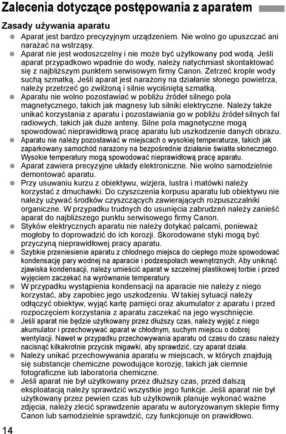 Zetrzeć rople wody suchą szmatą. Jeśli aparat jest narażony na działanie słonego powietrza, należy przetrzeć go zwilżoną i silnie wyciśniętą szmatą.