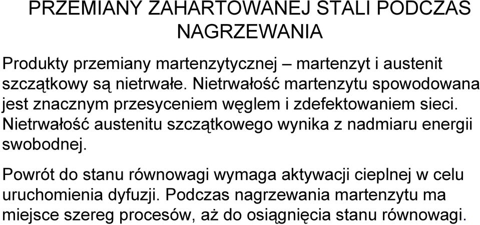 Nietrwałość austenitu szczątkowego wynika z nadmiaru energii swobodnej.