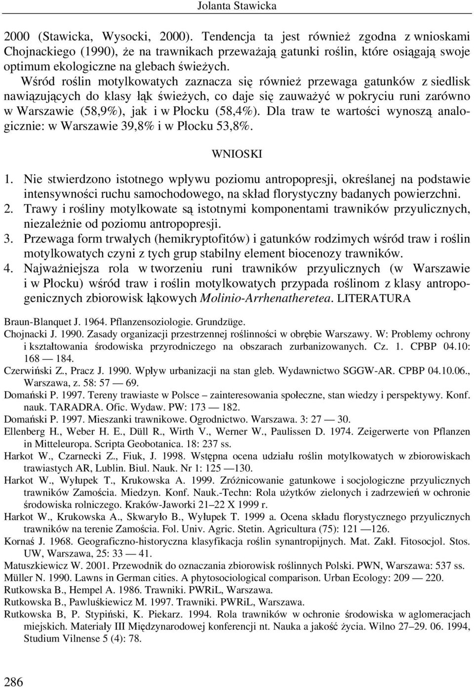 Wśród roślin motylkowatych zaznacza się również przewaga gatunków z siedlisk nawiązujących do klasy łąk świeżych, co daje się zauważyć w pokryciu runi zarówno w Warszawie (58,9%), jak i w Płocku