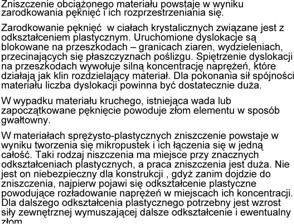 Spiętrzenie dyslokacji na przeszkodach wywołuje silną koncentrację naprężeń, które działają jak klin rozdzielający materiał.