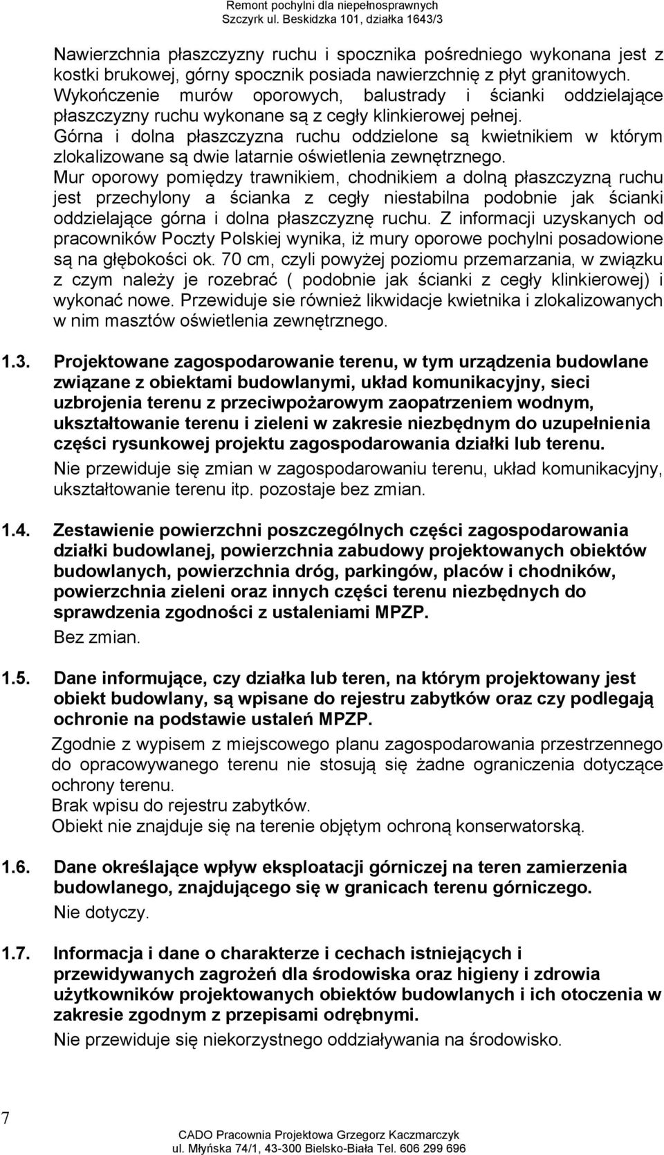 Górna i dolna płaszczyzna ruchu oddzielone są kwietnikiem w którym zlokalizowane są dwie latarnie oświetlenia zewnętrznego.