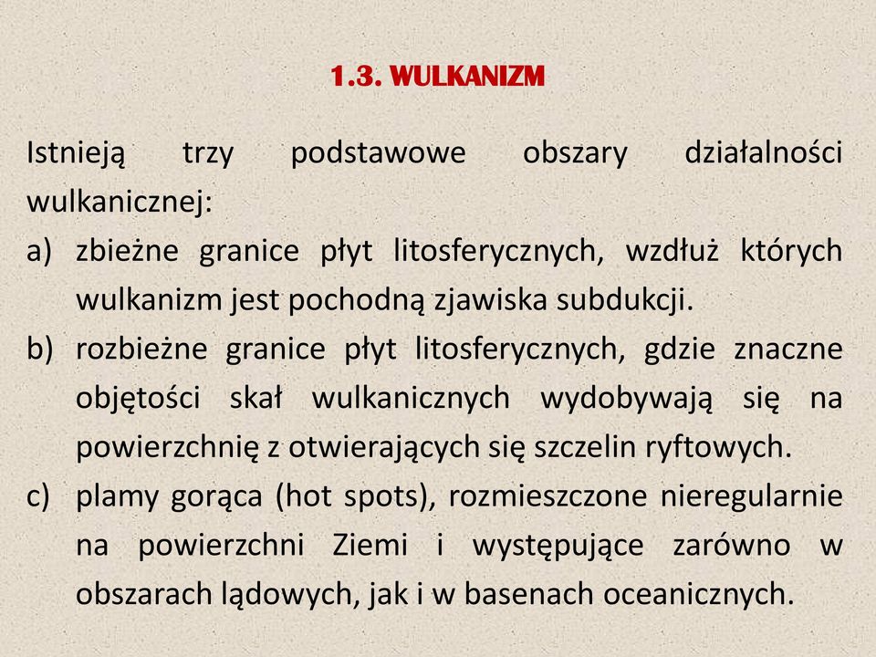 b) rozbieżne granice płyt litosferycznych, gdzie znaczne objętości skał wulkanicznych wydobywają się na powierzchnię z