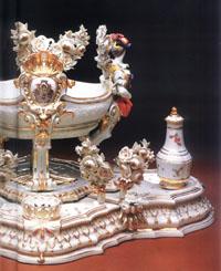 Historia porcelany Porcelana typu misieńskiego Początkowo malowana kolorowymi emaliami, a w 1725 r. uzyskano błękity podszkliwne.