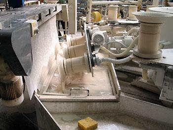 Produkcja porcelany Szkliwienie Szkliwo cienka warstwa szklista na powierzchni wyrobu ceramicznego, złożona z tlenków metali i niemetali, a także związków takich pierwiastków