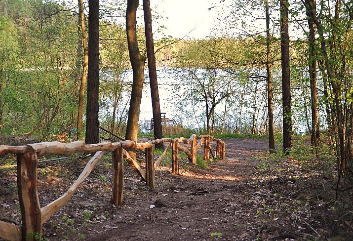 Trasa niebieska dedykowana jest głównie najmłodszym użytkownikom przede wszystkim pacjentom szpitala. Trasa o długości 2.5 km, czas potrzebny na jej pokonanie to ok.