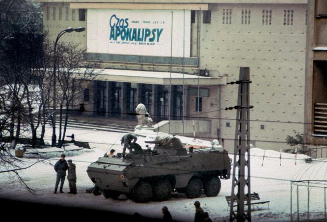 16. (2 pkt) Poniższe zdjęcie stało się symbolem jednego z ważnych wydarzeń w dziejach Polski w XX w. Jakiego? Źródło: http://culture.pl a) wydarzeń na Wybrzeżu w 1970 r.