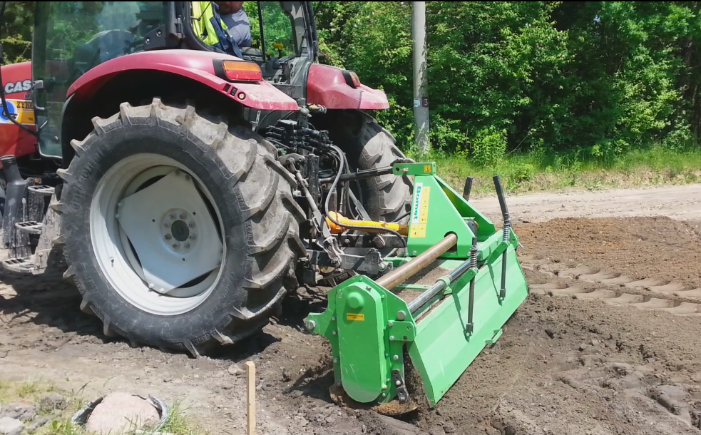 Rozprowadzenie spoiwa hydraulicznego (cement) rozkładarka cementu Celem tego etapu jest rozprowadzenie na powierzchni odpowiedniej ilość cementu na m2, jako spoiwa hydraulicznego faza bardzo szybka,