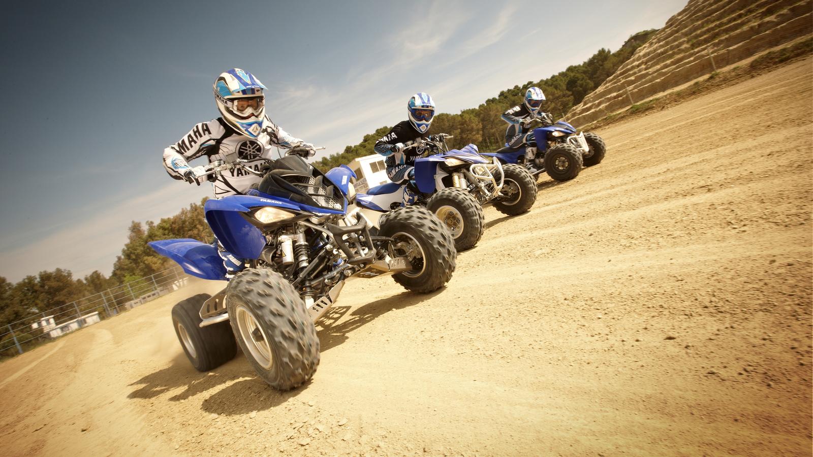 Stworzony do wygrywania Poznaj najbardziej sportowy quad: potężny YFM700R. Wystarczająco lekki, aby radzić sobie z najciaśniejszymi zakrętami.