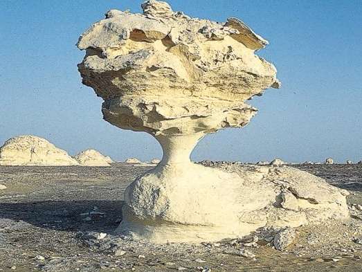 grzyby skalne forma w kształcie grzyba, która powstaje na skutek tarcia materiału skalnego o podłoże zbudowane ze skał