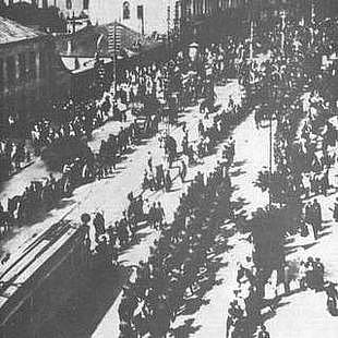 Wojna polsko - bolszewicka Wojna z bolszewikami wybuchła w XII 1918 roku. Do maja 1920 strona polska odnosiła sukcesy (zajęcie Kijowa).