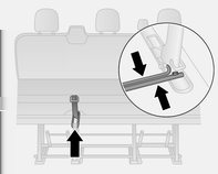 Fotele, elementy bezpieczeństwa 53 Dostęp do tylnych foteli Dla ułatwienia dostępu do tylnych foteli należy pociągnąć dźwignię zwalniającą blokadę i złożyć oparcie siedzenia do przodu.