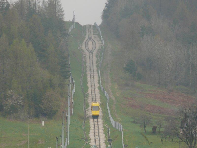 Koleje niekonwencjonalne Koleje linowo-terenowe pojazd porusza się po torze za pomocą liny napędowej,