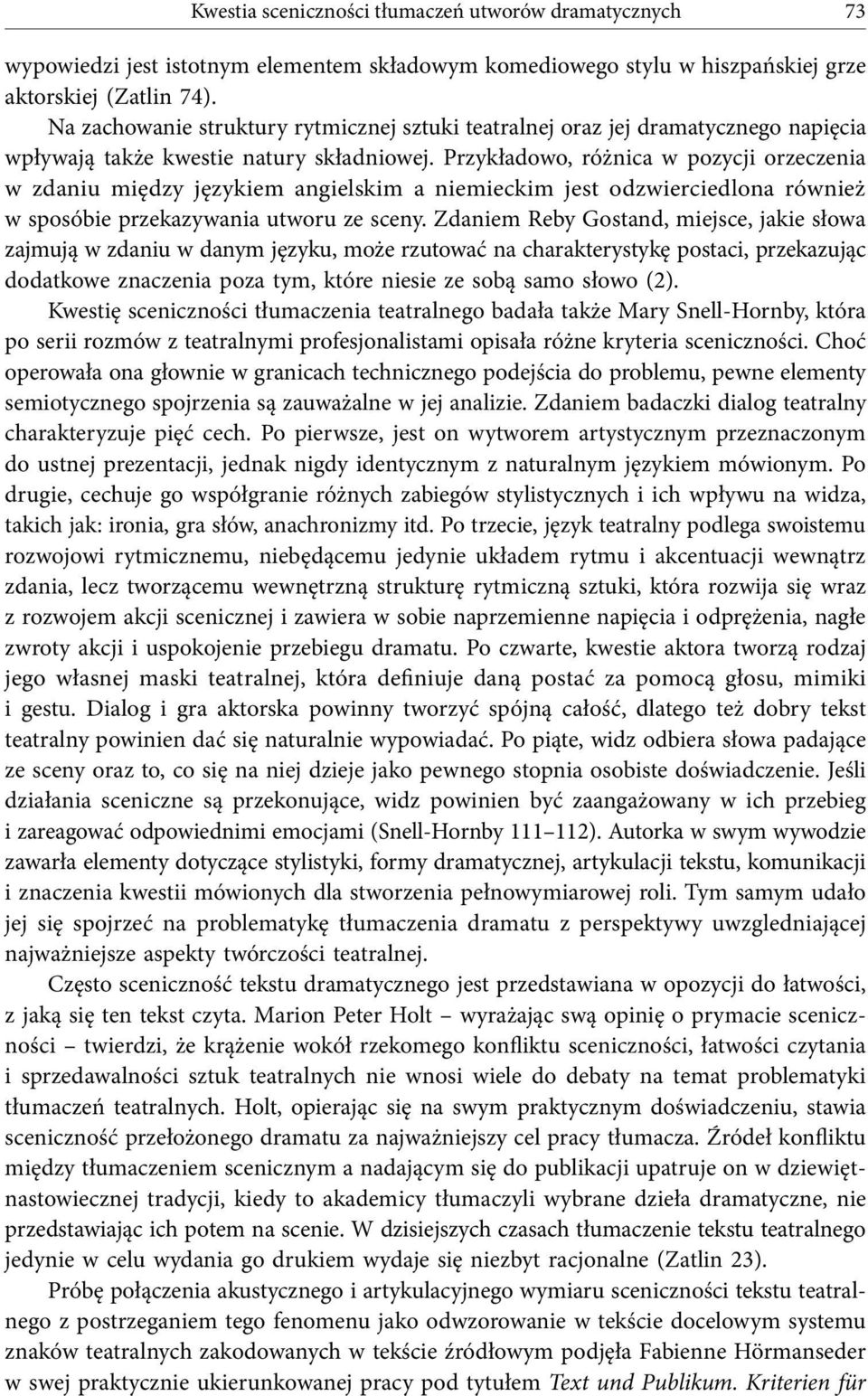 Przykładowo, różnica w pozycji orzeczenia w zdaniu między językiem angielskim a niemieckim jest odzwierciedlona również w sposóbie przekazywania utworu ze sceny.