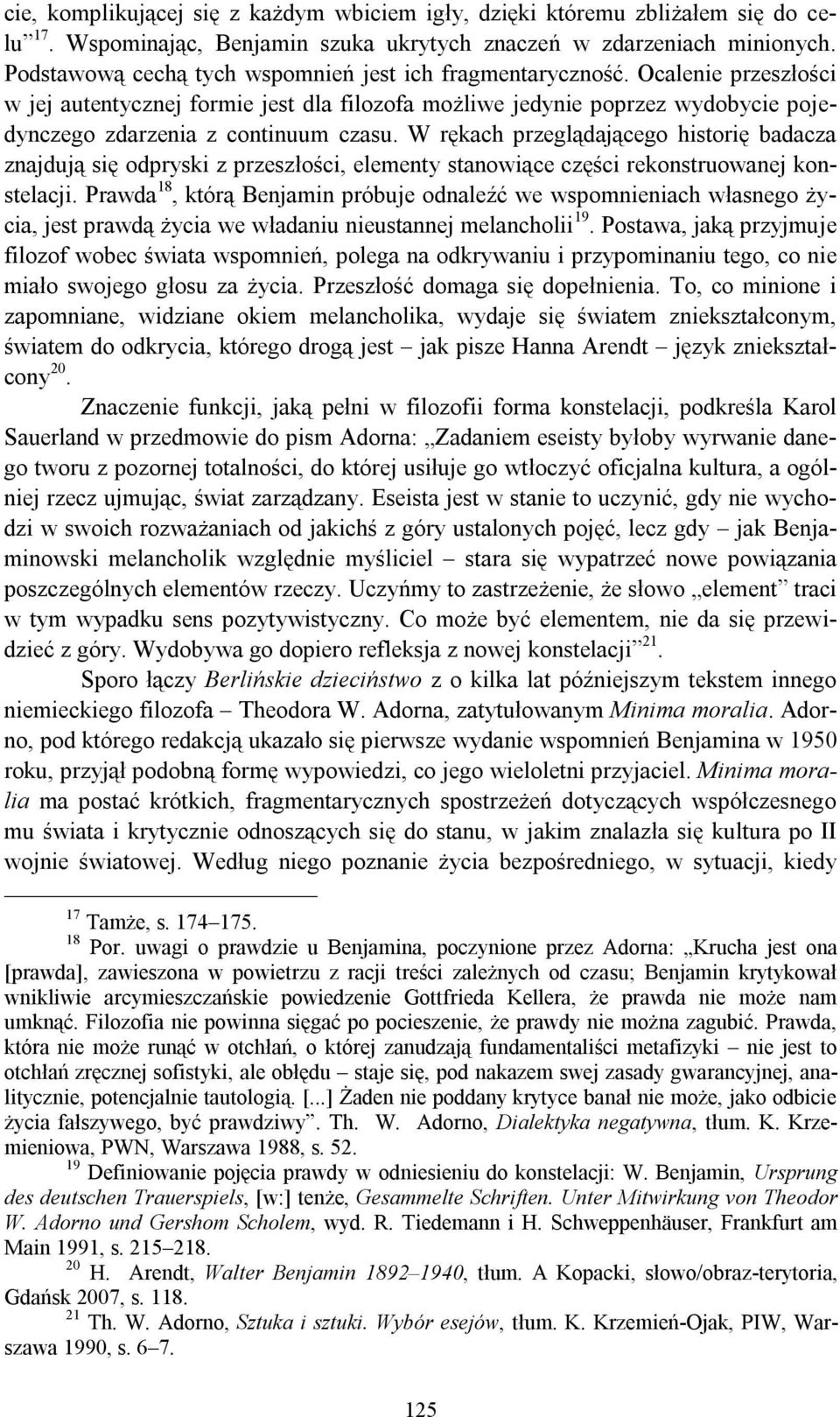 W rękach przeglądającego historię badacza znajdują się odpryski z przeszłości, elementy stanowiące części rekonstruowanej konstelacji.