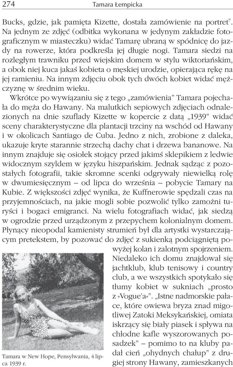 Tamara siedzi na rozleg³ym trawniku przed wiejskim domem w stylu wiktoriañskim, a obok niej kuca jakaœ kobieta o mêskiej urodzie, opieraj¹ca rêkê na jej ramieniu.