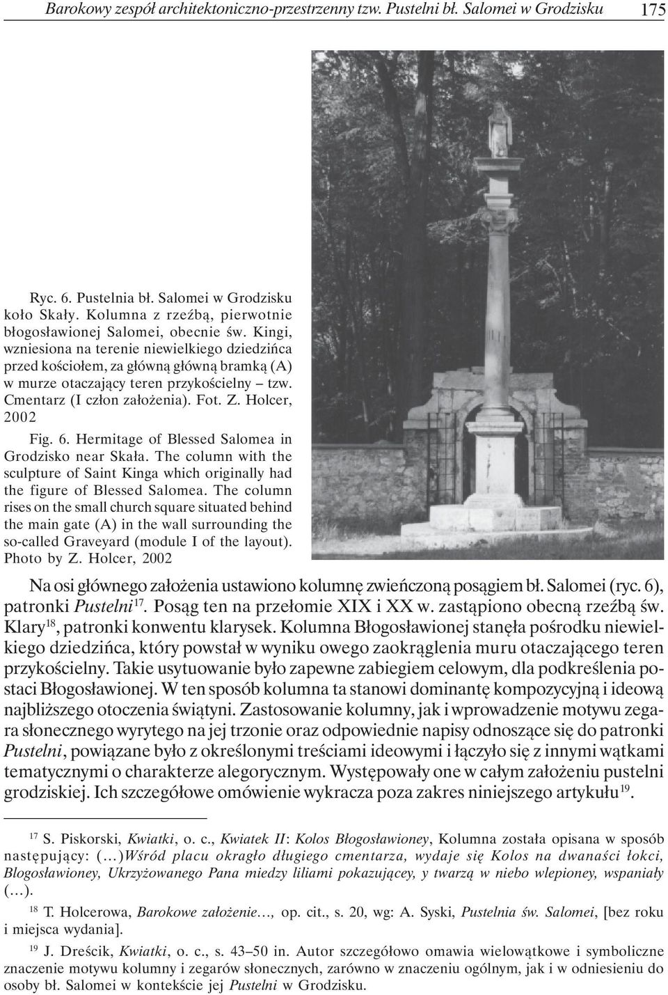 Kingi, wzniesiona na terenie niewielkiego dziedzińca przed kościołem, za główną główną bramką (A) w murze otaczający teren przykościelny tzw. Cmentarz (I człon założenia). Fot. Z. Holcer, 2002 Fig. 6.