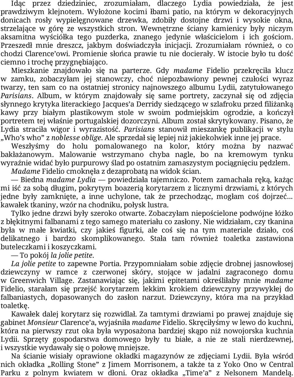 Wewnętrzne ściany kamienicy były niczym aksamitna wyściółka tego puzderka, znanego jedynie właścicielom i ich gościom. Przeszedł mnie dreszcz, jakbym doświadczyła inicjacji.