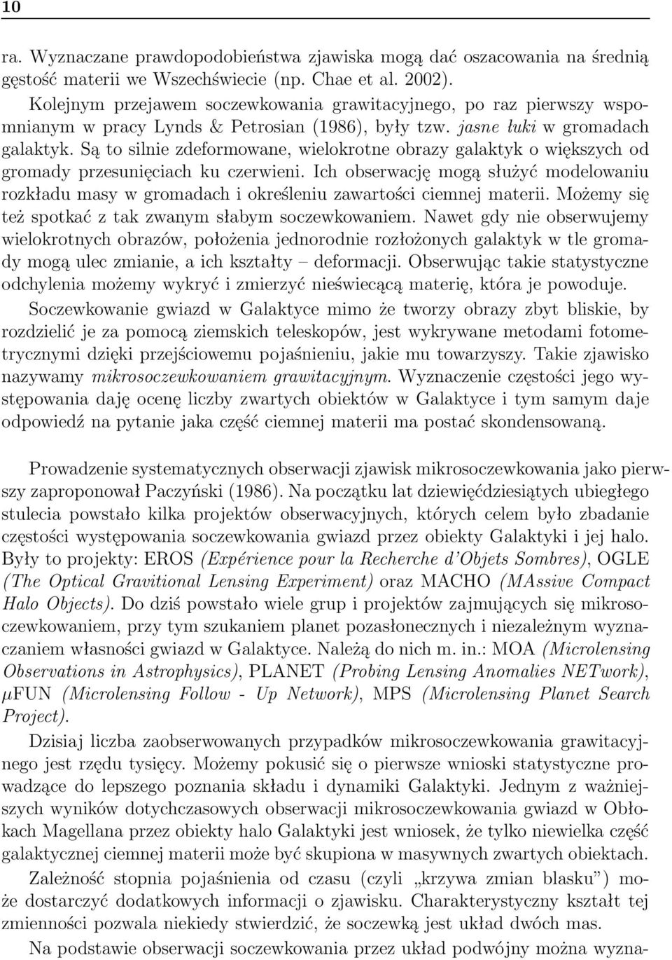 Są to silnie zdeformowane, wielokrotne obrazy galaktyk o większych od gromady przesunięciach ku czerwieni.