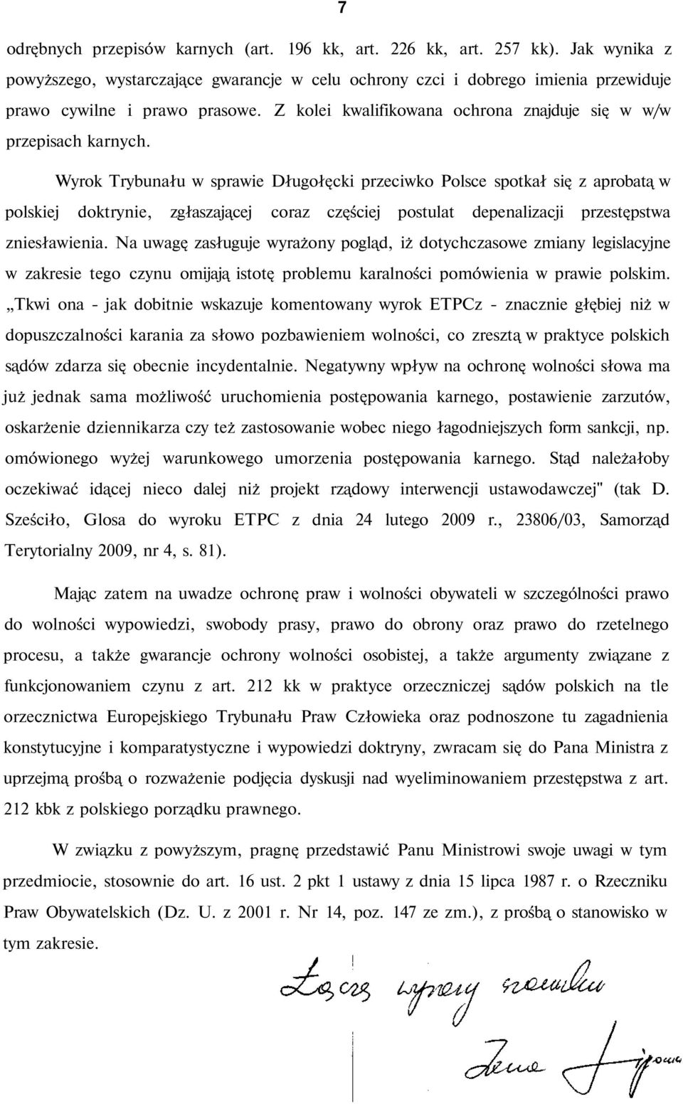 Wyrok Trybunału w sprawie Długołęcki przeciwko Polsce spotkał się z aprobatą w polskiej doktrynie, zgłaszającej coraz częściej postulat depenalizacji przestępstwa zniesławienia.