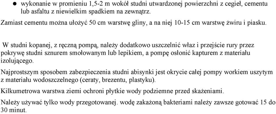 W studni kopanej, z ręczną pompą, należy dodatkowo uszczelnić właz i przejście rury przez pokrywę studni sznurem smołowanym lub lepikiem, a pompę osłonić kapturem z materiału