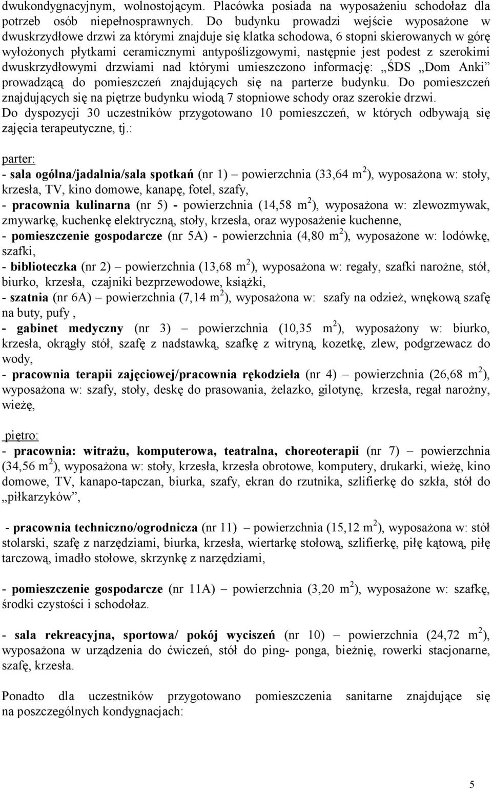 podest z szerokimi dwuskrzydłowymi drzwiami nad którymi umieszczono informację: ŚDS Dom Anki prowadzącą do pomieszczeń znajdujących się na parterze budynku.