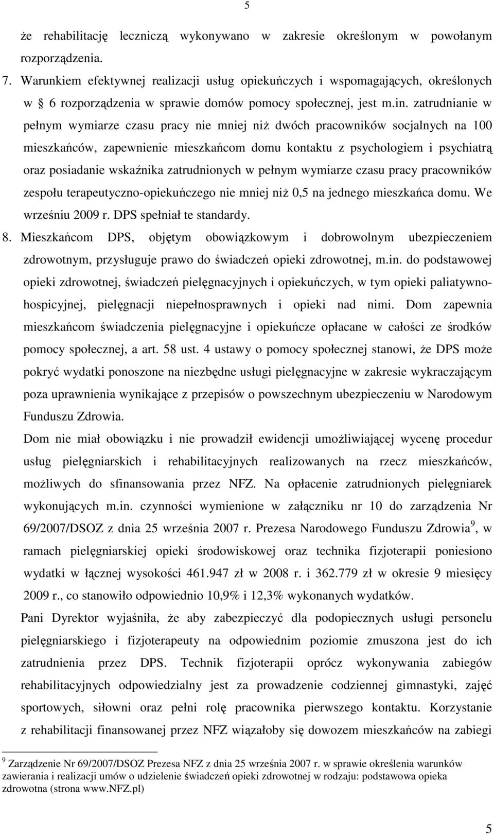 zatrudnianie w pełnym wymiarze czasu pracy nie mniej niŝ dwóch pracowników socjalnych na 100 mieszkańców, zapewnienie mieszkańcom domu kontaktu z psychologiem i psychiatrą oraz posiadanie wskaźnika