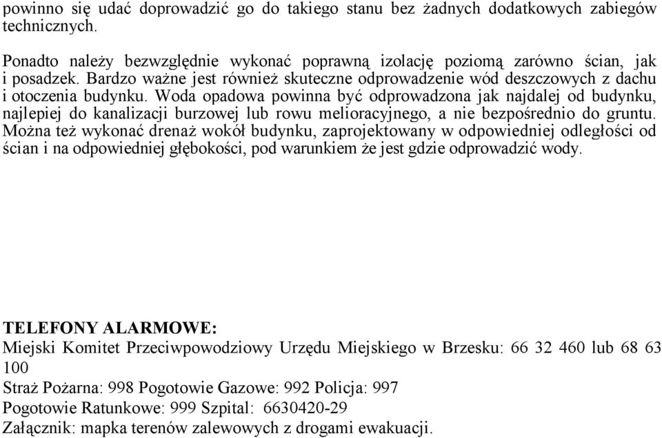 Woda opadowa powinna być odprowadzona jak najdalej od budynku, najlepiej do kanalizacji burzowej lub rowu melioracyjnego, a nie bezpośrednio do gruntu.