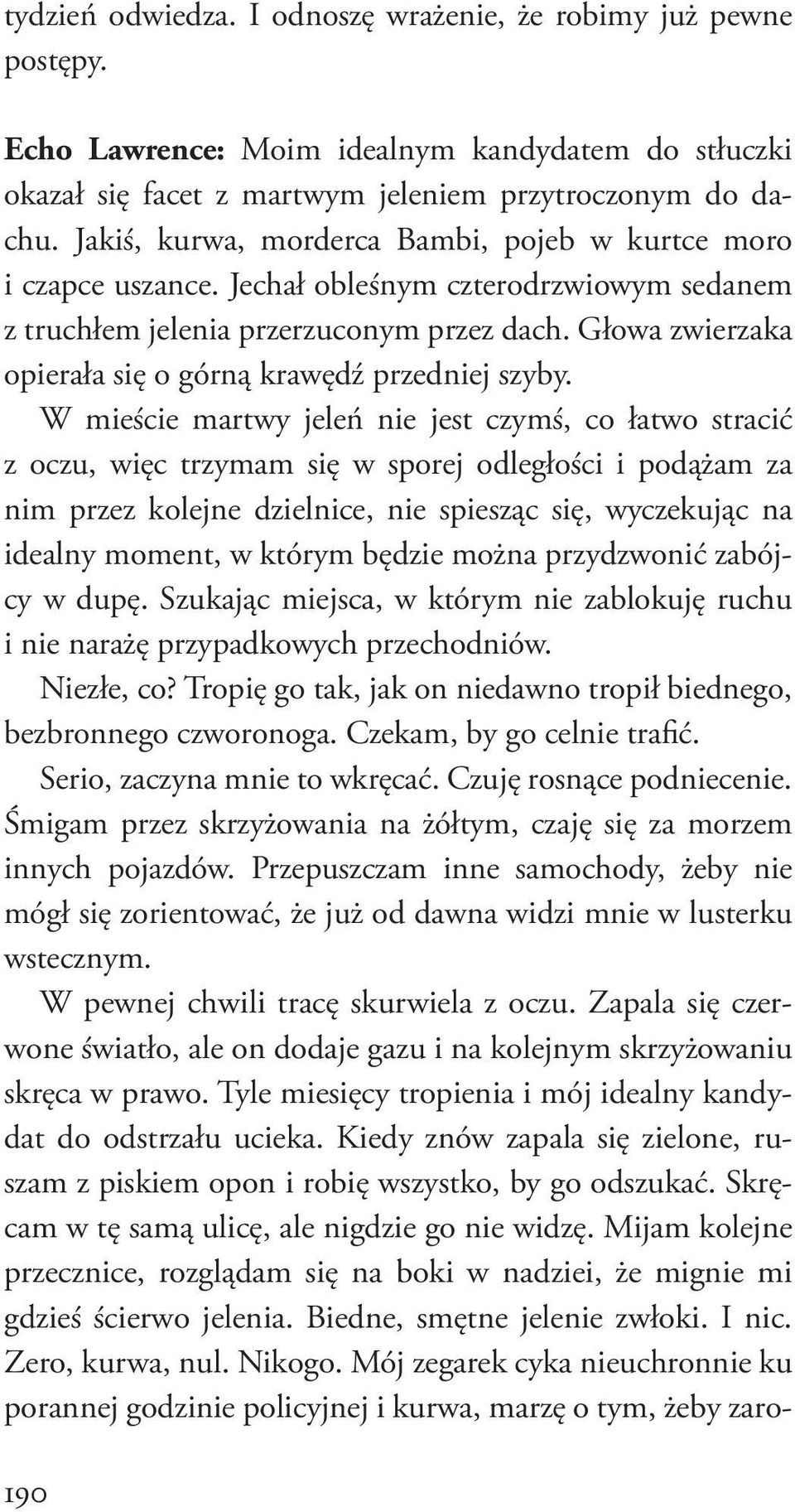 Głowa zwierzaka opierała się o górną krawędź przedniej szyby.