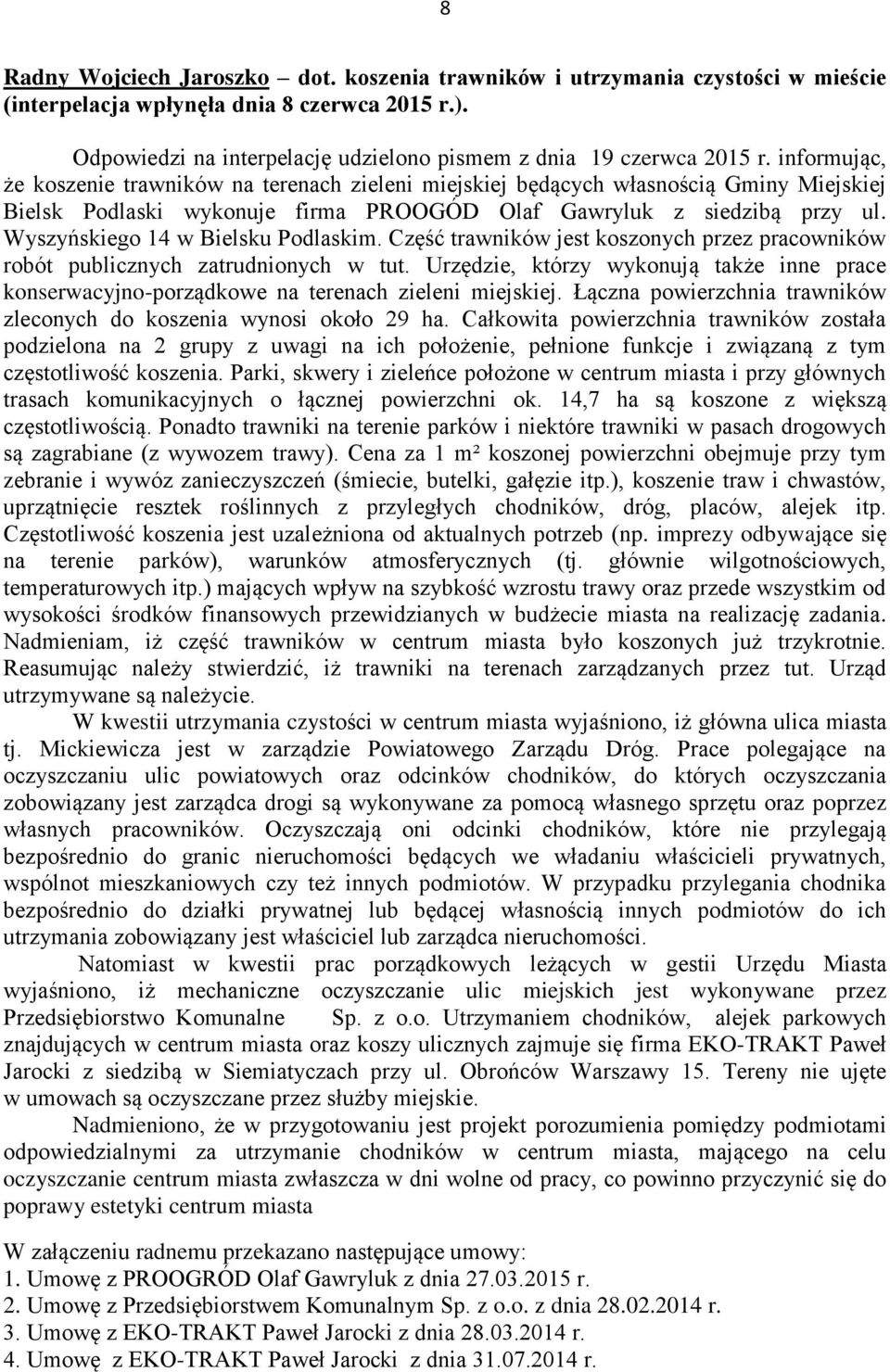 Wyszyńskiego 14 w Bielsku Podlaskim. Część trawników jest koszonych przez pracowników robót publicznych zatrudnionych w tut.