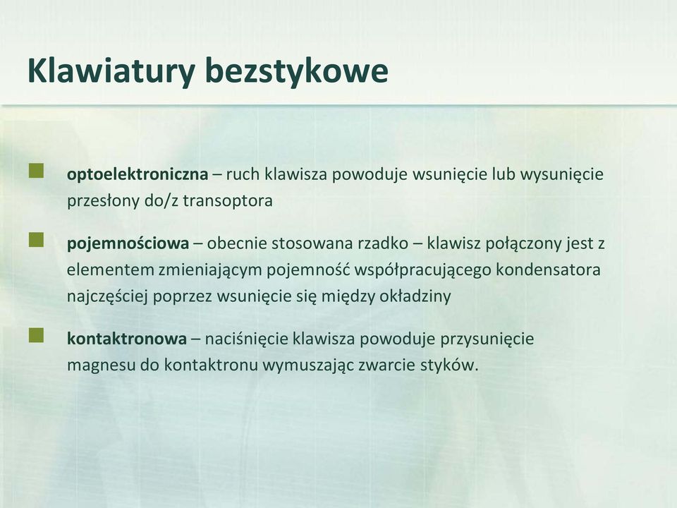 zmieniającym pojemność współpracującego kondensatora najczęściej poprzez wsunięcie się między